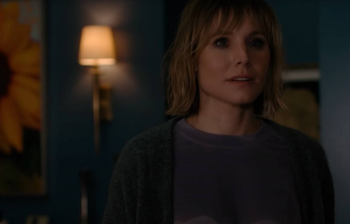 Anna (Kristen Bell), que mezcla a partes iguales vino, pastillas y cazuelas con una imaginación exacerbada, se obsesiona con un atractivo vecino y presencia un asesinato... o eso cree. Todo un thriller de humor negro producido por Will Ferrell y la propia Kristen Bell, que también actúa junto con Michael Ealy y Tom Riley.