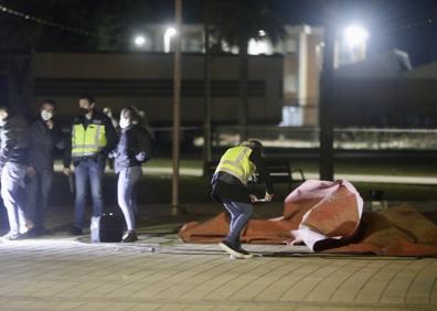 Imagen secundaria 1 - Agentes en la zona del accidente. 