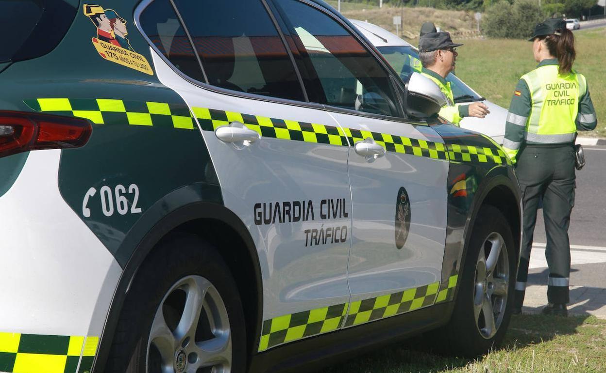 Una patrulla de la Guardia Civil de Tráfico. 