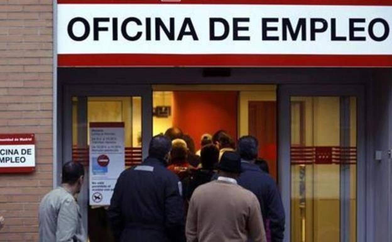 Ciudadanos hacen cola en una oficina del SEPE