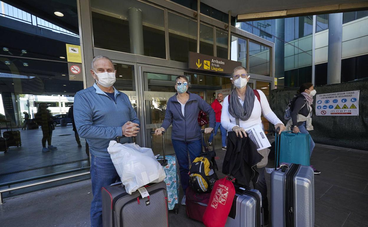 Turistas llegando al aeropuerto de Valencia. 