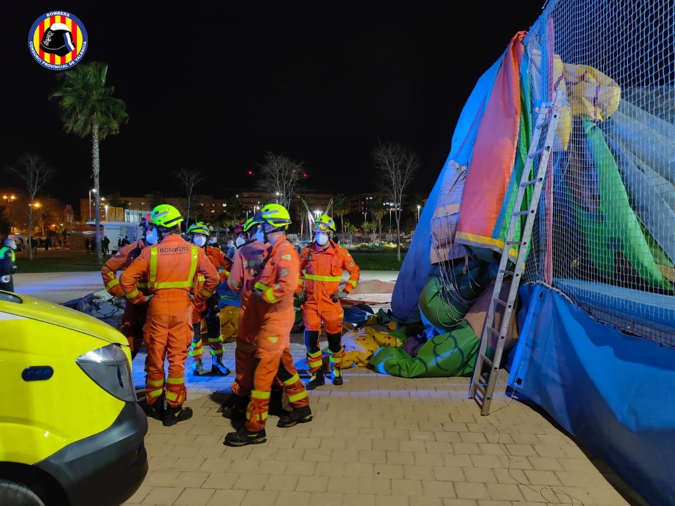 Tragedia en Mislata. Un castillo hinchable instalado en la localidad ha salido volando por el viento este martes por la tarde cuando varios niños saltaban con él. El suceso ha dejado a varios menores heridos de gravedad. 