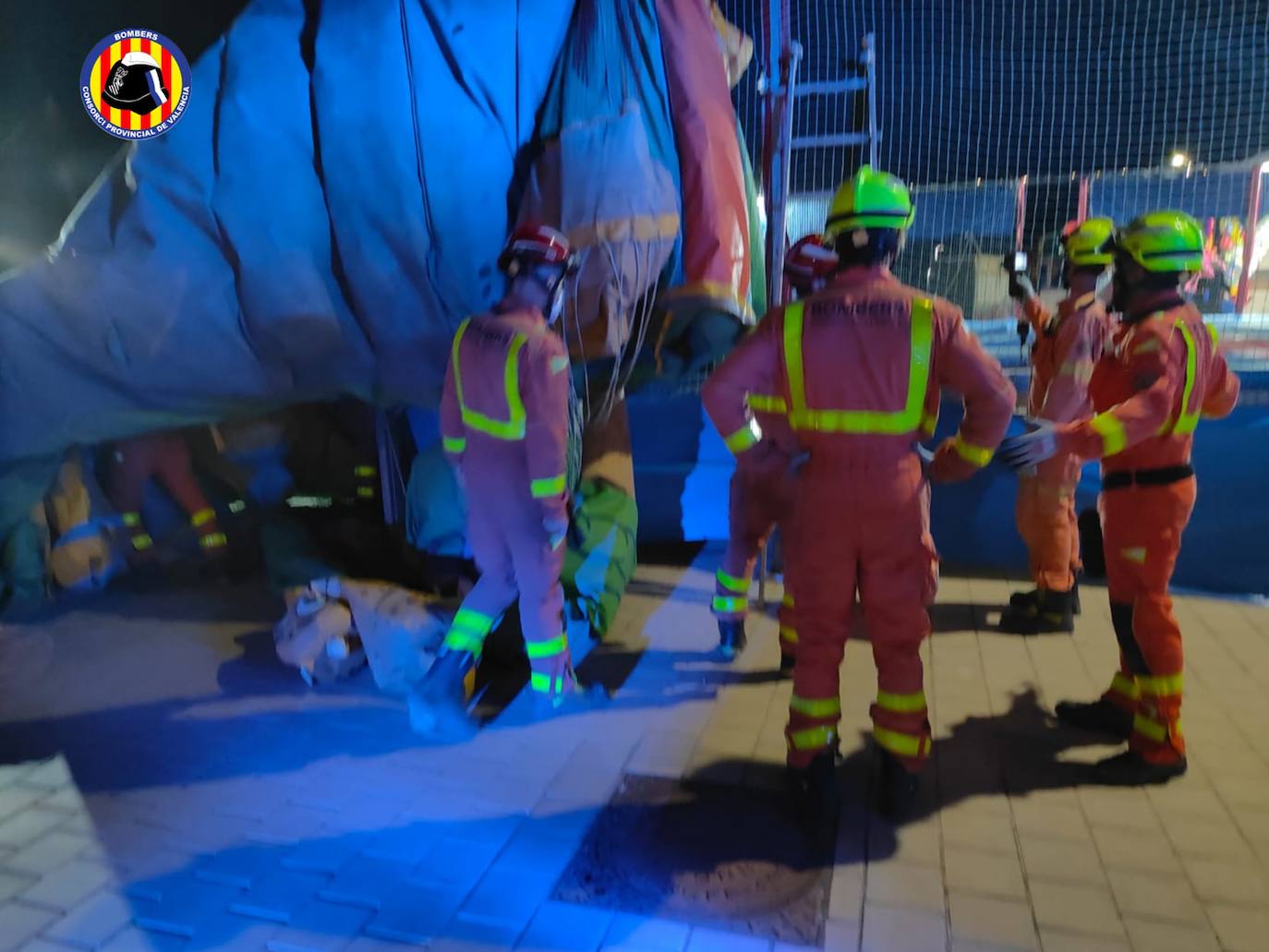 Tragedia en Mislata. Un castillo hinchable instalado en la localidad ha salido volando por el viento este martes por la tarde cuando varios niños saltaban con él. El suceso ha dejado a varios menores heridos de gravedad. 