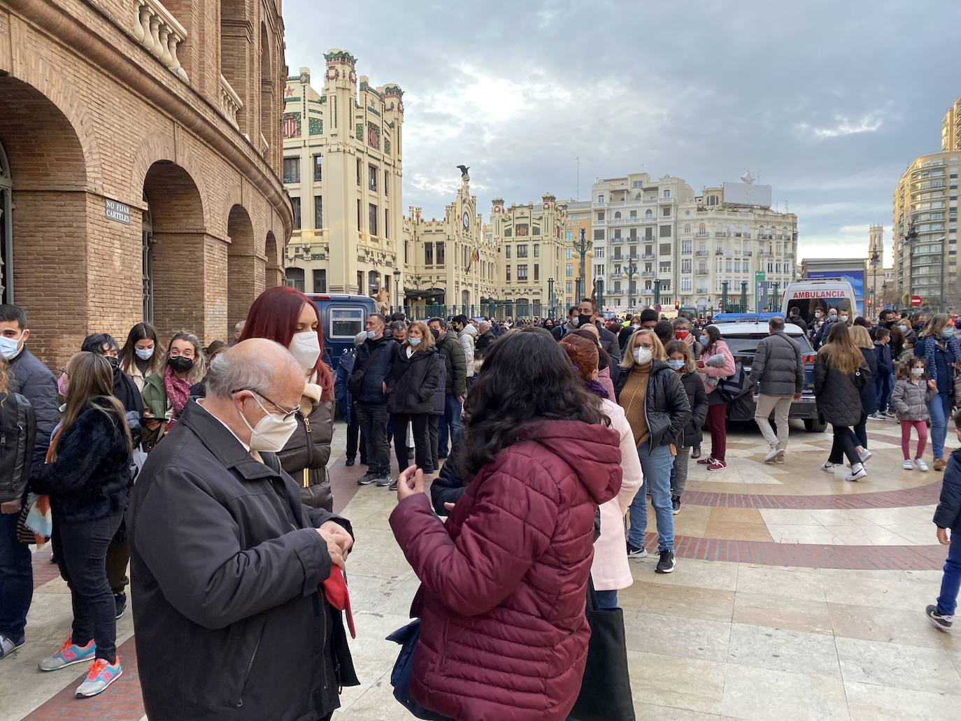 Fotos: Colas para asistir a la Cabalgata de Reyes de Valencia 2022