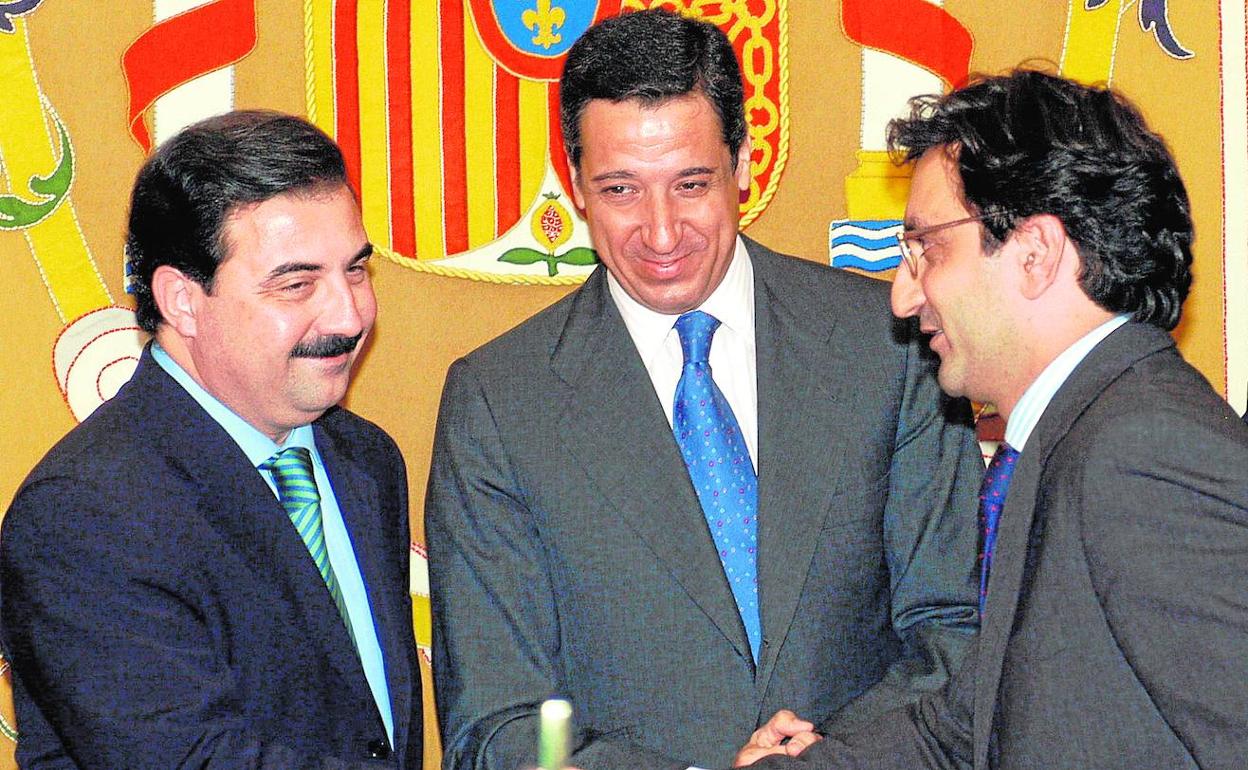 Fernando Castelló y Eduardo Zaplana, junto a otro alto cargo del Gobierno central, en un acto celebrado en 2003. 