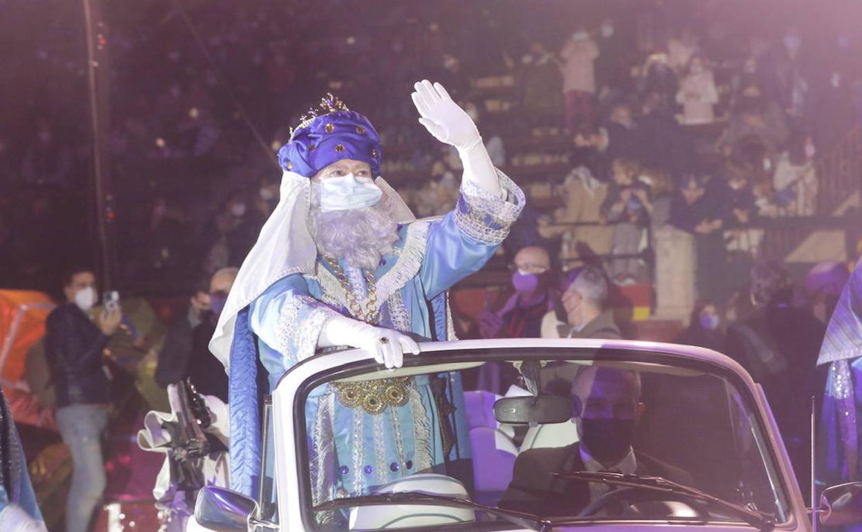 Melchor llega a la plaza de Toros en la Cabalgata de Reyes de Valencia. 