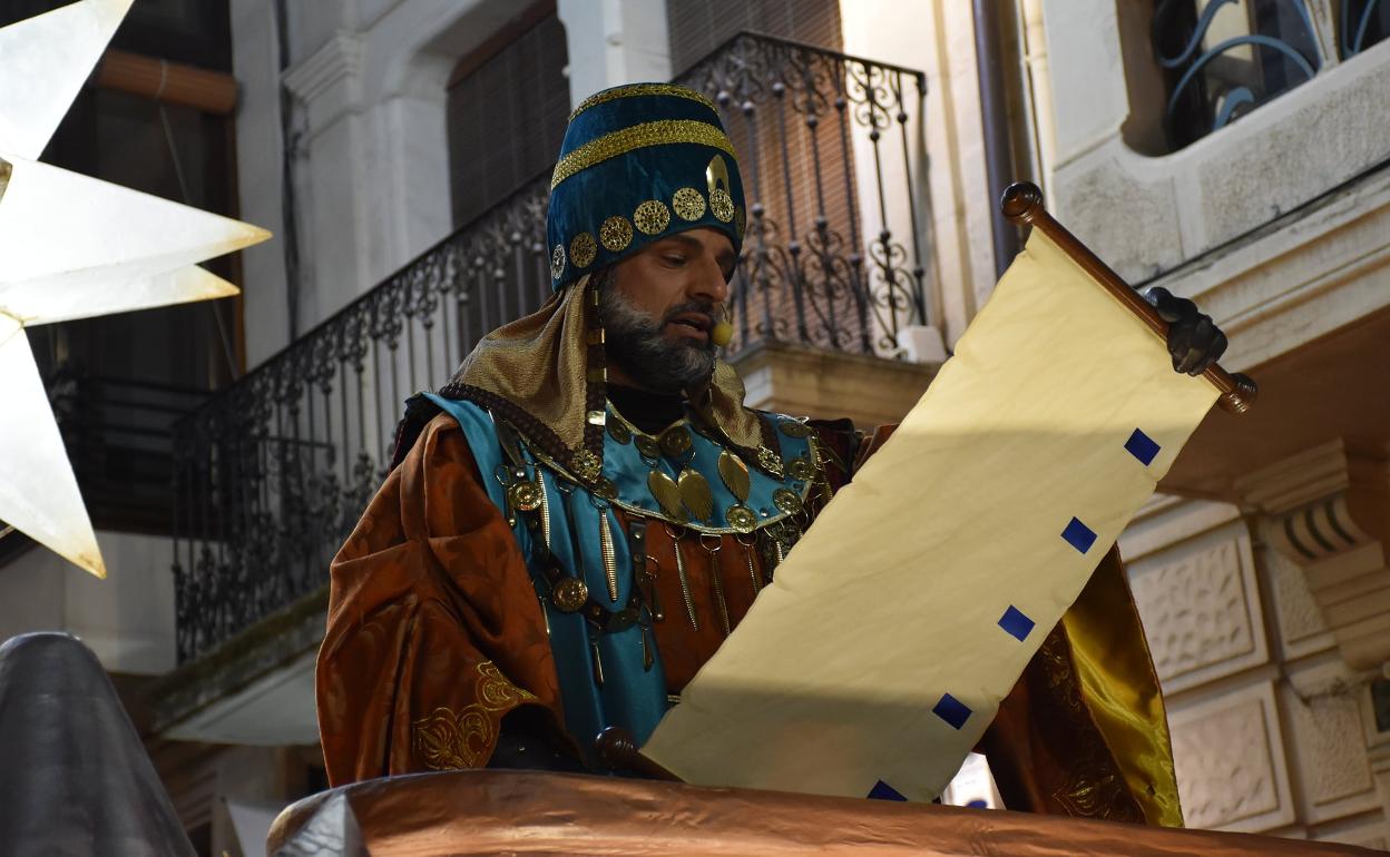 El Embajador Real en el momento de declamar el Bando. 