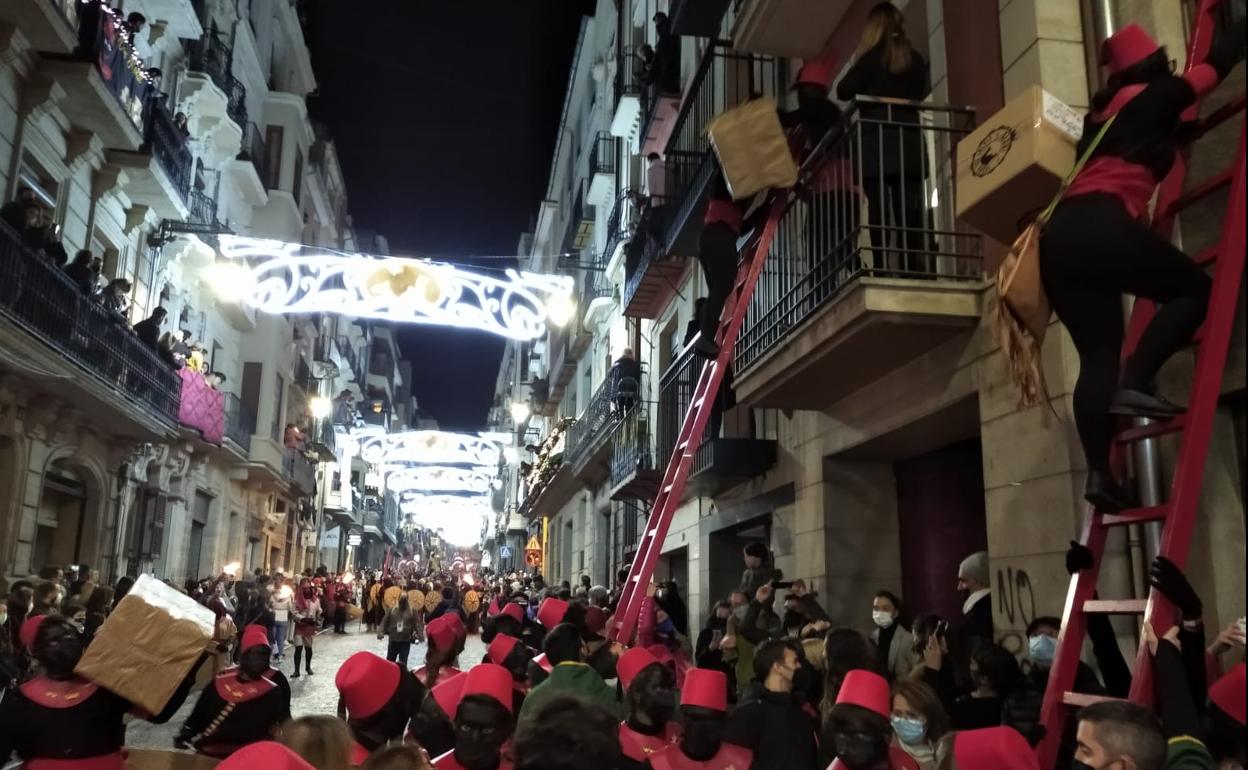 Los ayudantes reales utilizan escaleras rojas para acceder a las viviendas. 