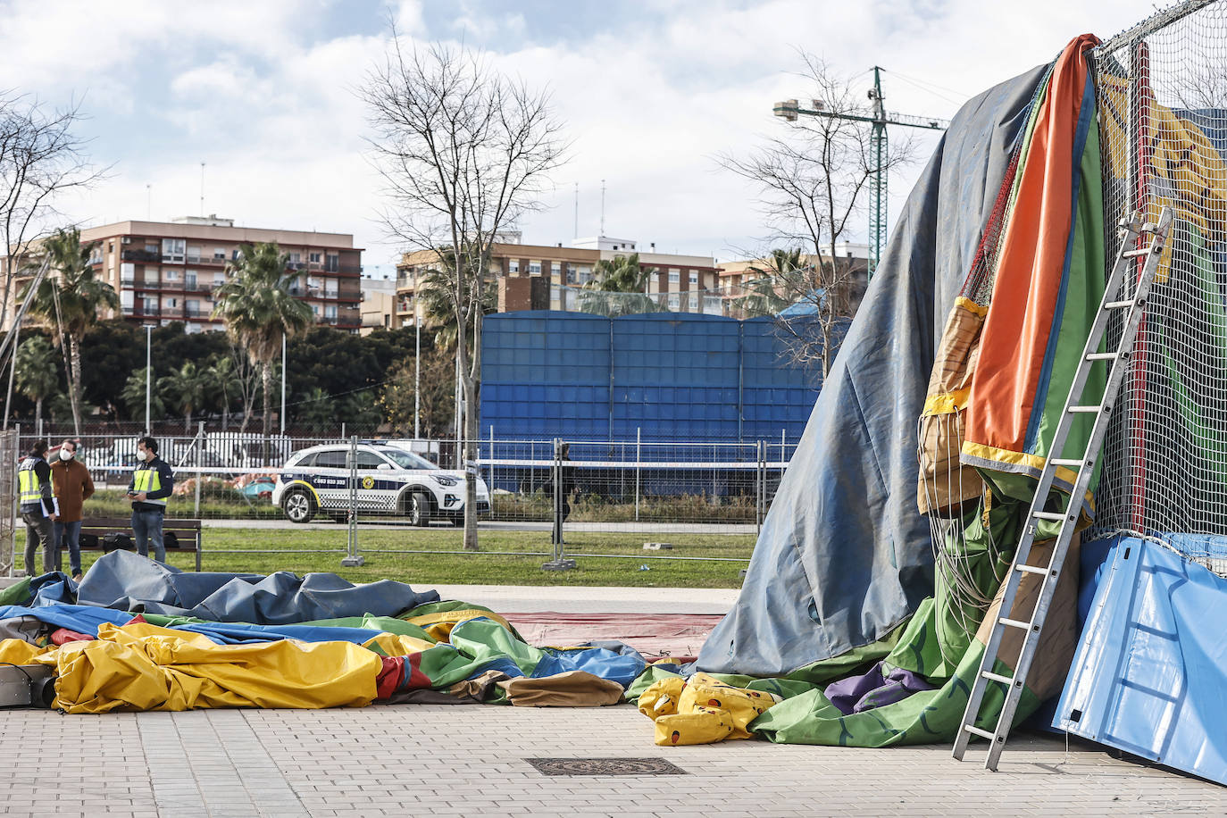 Tragedia en Mislata. Un castillo hinchable instalado en la localidad ha salido volando por el viento este martes por la tarde cuando varios niños saltaban con él. El suceso ha dejado a varios menores heridos de gravedad. 