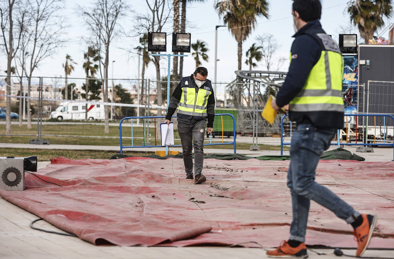 Tragedia en Mislata. Un castillo hinchable instalado en la localidad ha salido volando por el viento este martes por la tarde cuando varios niños saltaban con él. El suceso ha dejado a varios menores heridos de gravedad. 