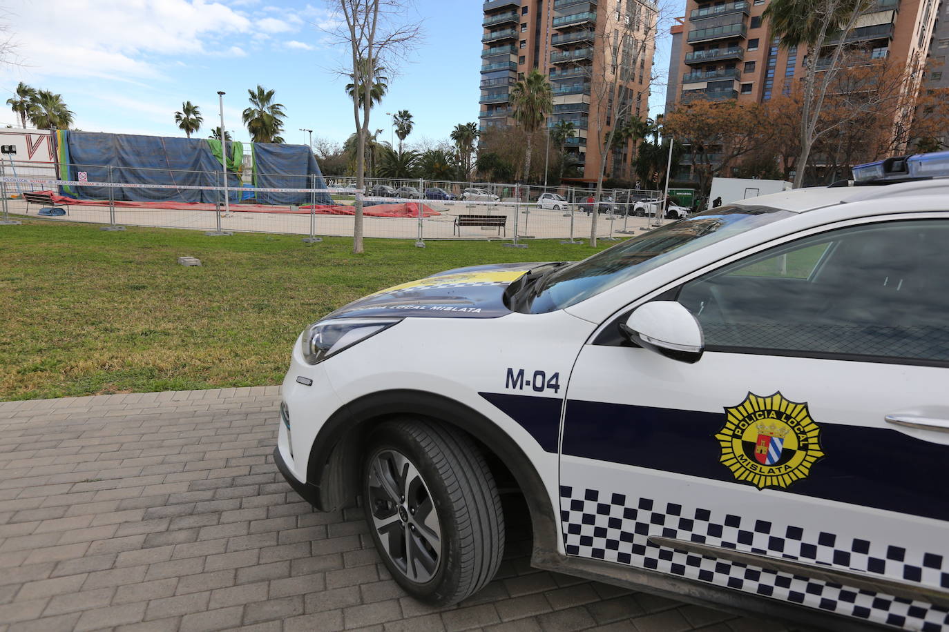 Tragedia en Mislata. Un castillo hinchable instalado en la localidad ha salido volando por el viento este martes por la tarde cuando varios niños saltaban con él. El suceso ha dejado a varios menores heridos de gravedad. 