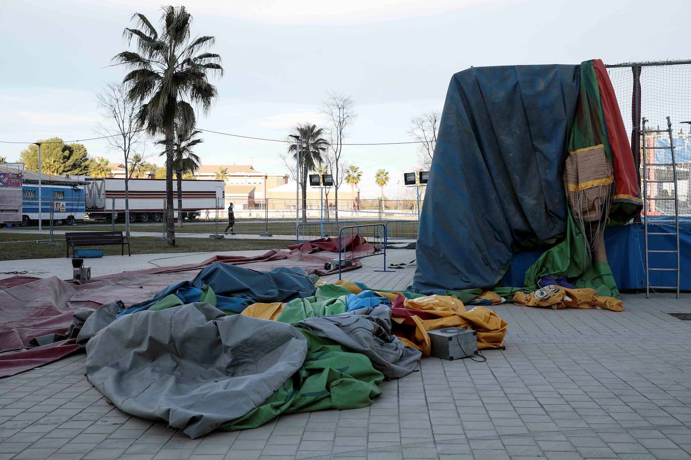 Tragedia en Mislata. Un castillo hinchable instalado en la localidad ha salido volando por el viento este martes por la tarde cuando varios niños saltaban con él. El suceso ha dejado a varios menores heridos de gravedad. 