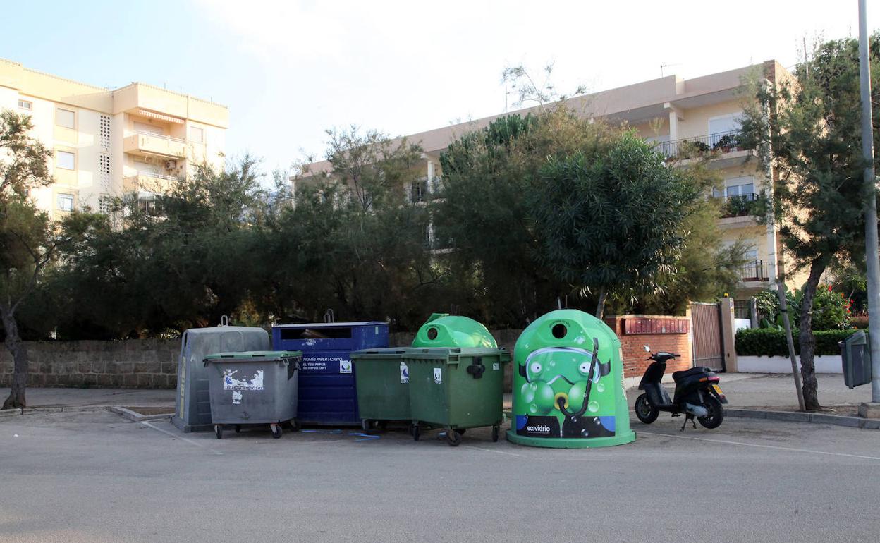 Contenedores de basura en un vial de Dénia. 