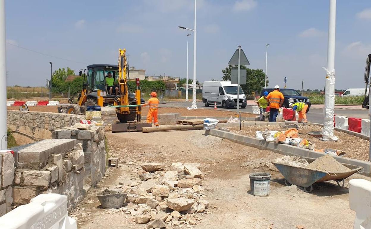 Los operarios trabajan en unas obras en la carretera. 