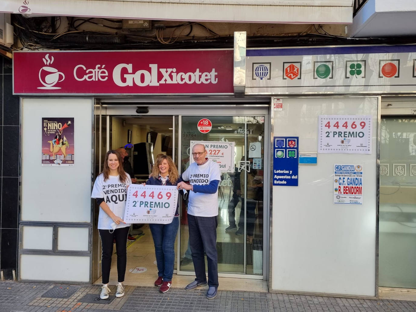 Los responsables de Gol Xicotet en Gandia, donde han venido el segundo premio del Niño.