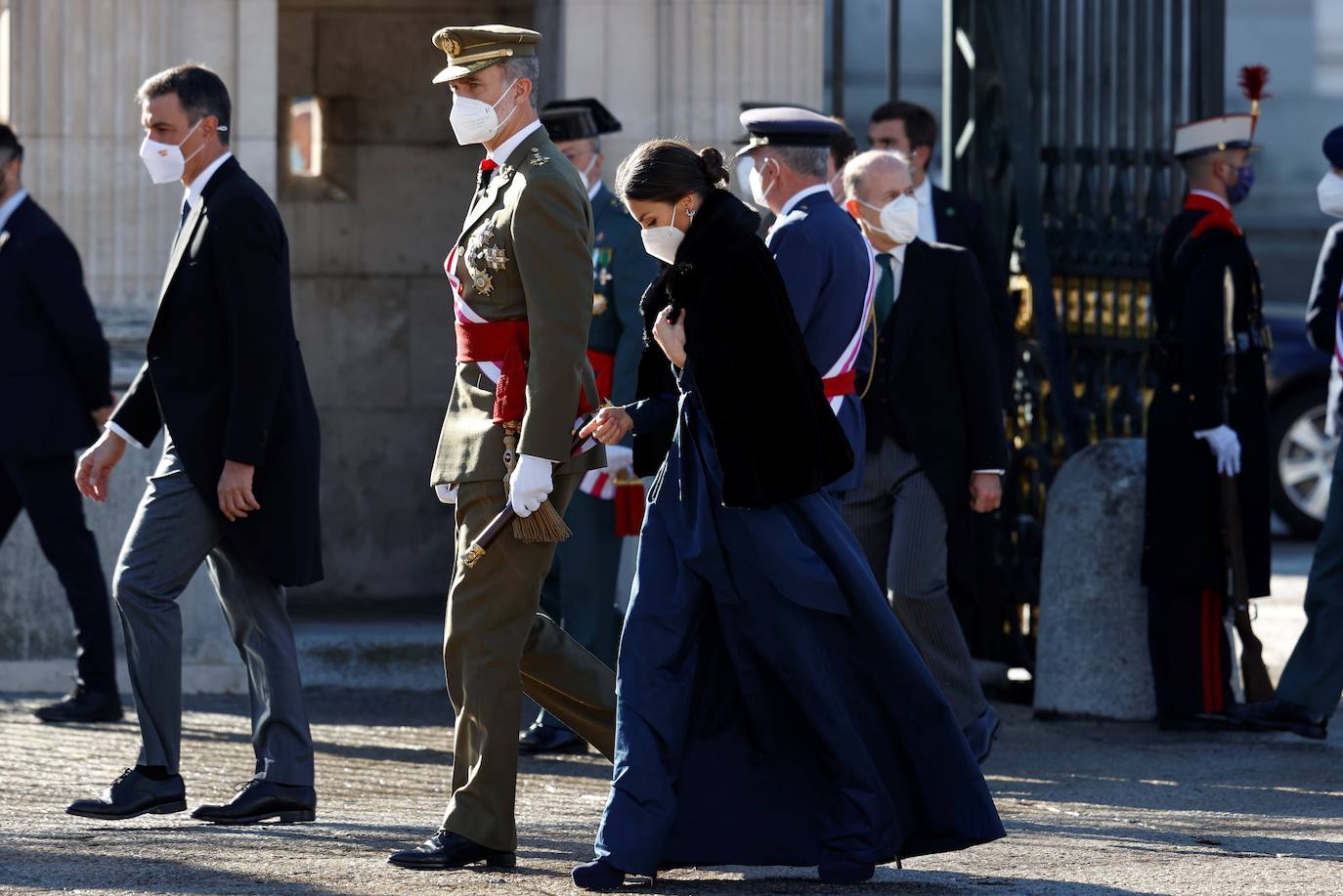 La tradicional Pascua Militar ha marcado, este jueves, el inicio de la agenda oficial de los Reyes en este 2022. Felipe VI ha presidido junto a la Reina Letizia en el Palacio Real este acto que tiene ya más de dos siglos de historia. Para la ocasión, la monarca se ha decantado por un sobrio pero, a la vez, elegante conjunto azul, que ha complementado con un broche y unos pendientes. La Reina Letizia ha sorprendido a la prensa con un nuevo 'piercing' que ha lucido al llevar el pelo recogido. Se trata de un segundo pendiente en la oreja. 