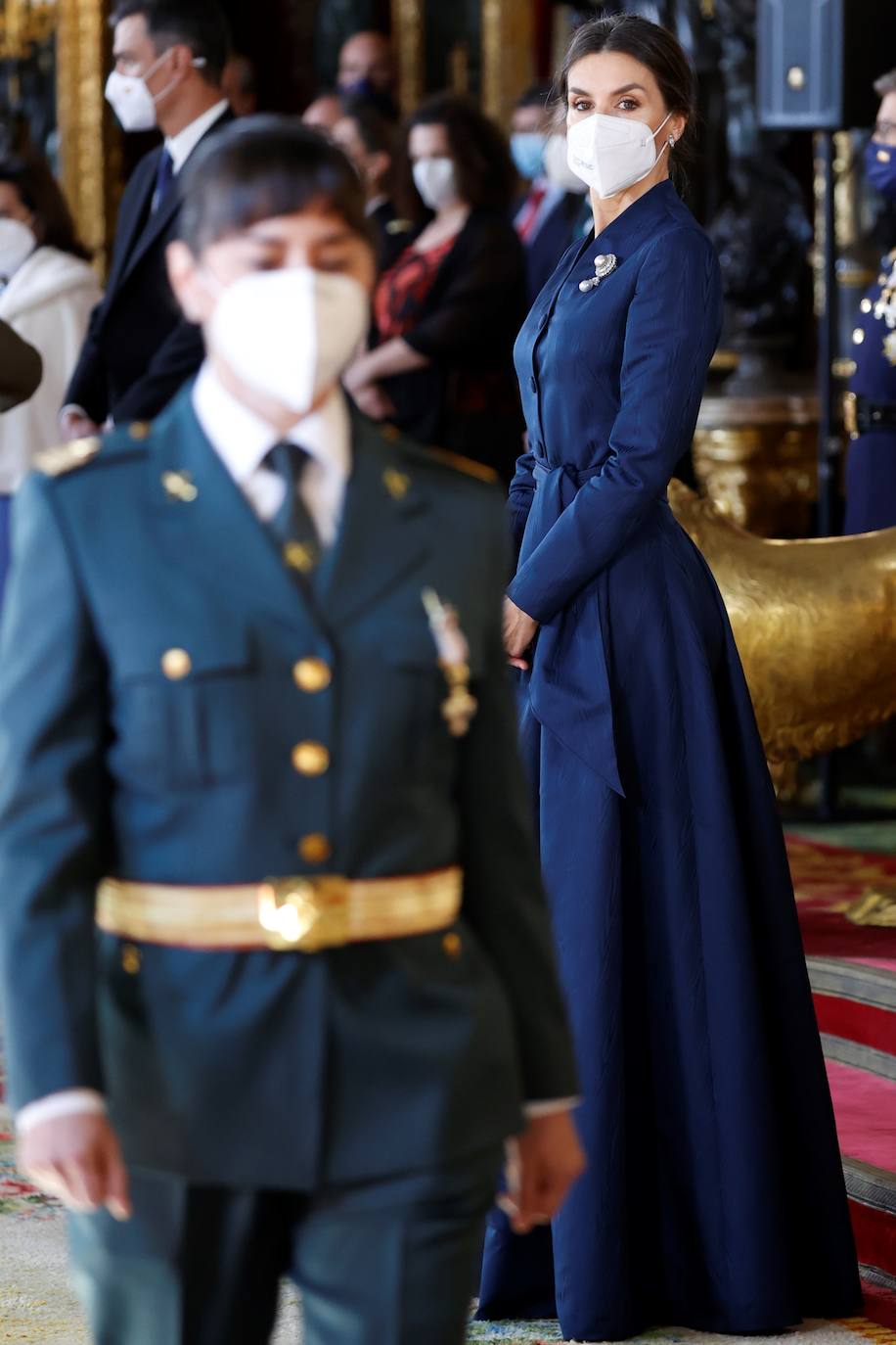 La tradicional Pascua Militar ha marcado, este jueves, el inicio de la agenda oficial de los Reyes en este 2022. Felipe VI ha presidido junto a la Reina Letizia en el Palacio Real este acto que tiene ya más de dos siglos de historia. Para la ocasión, la monarca se ha decantado por un sobrio pero, a la vez, elegante conjunto azul, que ha complementado con un broche y unos pendientes. La Reina Letizia ha sorprendido a la prensa con un nuevo 'piercing' que ha lucido al llevar el pelo recogido. Se trata de un segundo pendiente en la oreja. 