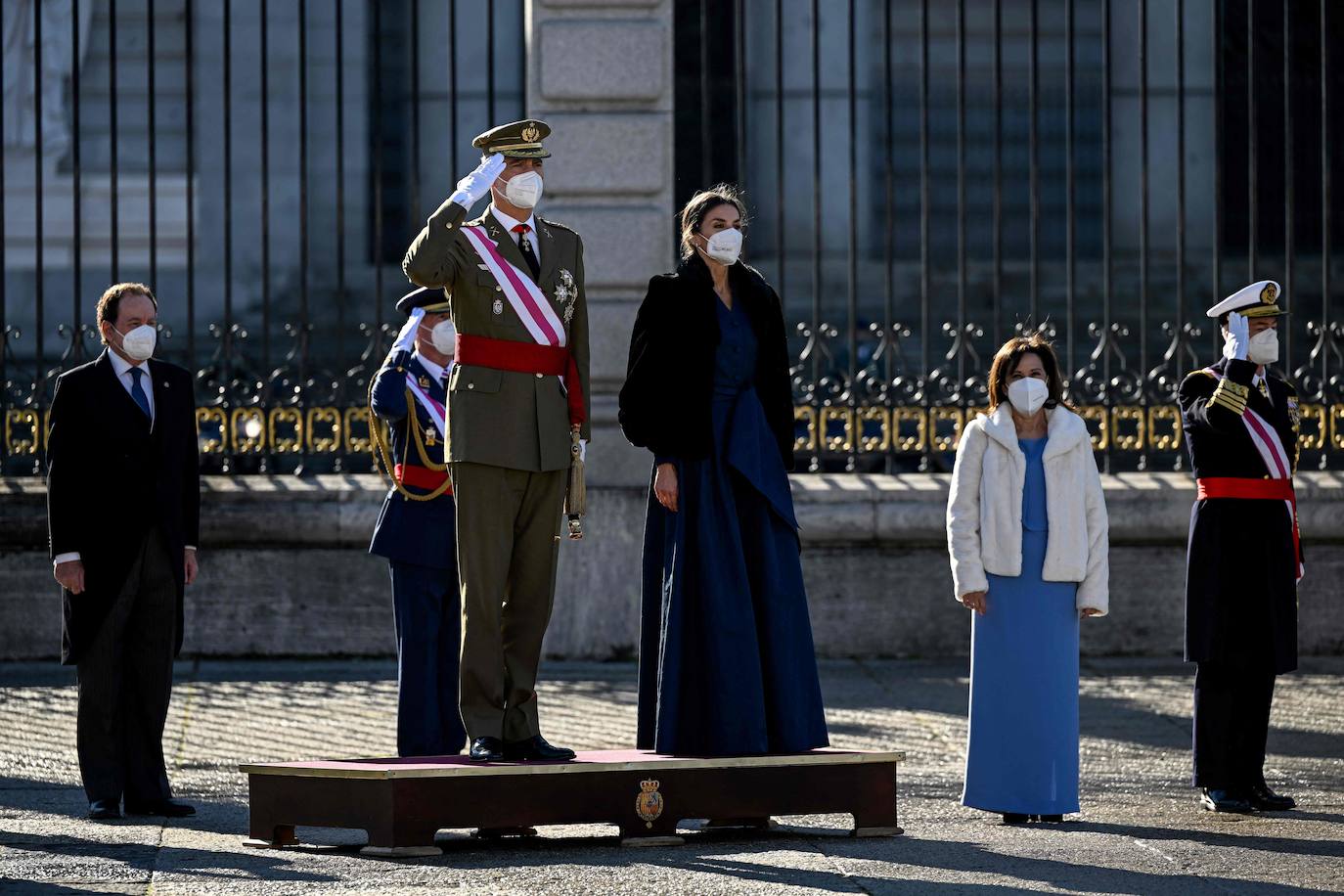 La tradicional Pascua Militar ha marcado, este jueves, el inicio de la agenda oficial de los Reyes en este 2022. Felipe VI ha presidido junto a la Reina Letizia en el Palacio Real este acto que tiene ya más de dos siglos de historia. Para la ocasión, la monarca se ha decantado por un sobrio pero, a la vez, elegante conjunto azul, que ha complementado con un broche y unos pendientes. La Reina Letizia ha sorprendido a la prensa con un nuevo 'piercing' que ha lucido al llevar el pelo recogido. Se trata de un segundo pendiente en la oreja. 