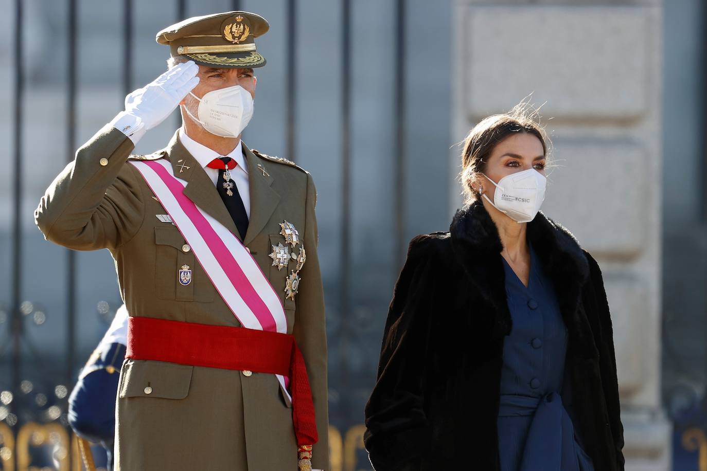 La tradicional Pascua Militar ha marcado, este jueves, el inicio de la agenda oficial de los Reyes en este 2022. Felipe VI ha presidido junto a la Reina Letizia en el Palacio Real este acto que tiene ya más de dos siglos de historia. Para la ocasión, la monarca se ha decantado por un sobrio pero, a la vez, elegante conjunto azul, que ha complementado con un broche y unos pendientes. La Reina Letizia ha sorprendido a la prensa con un nuevo 'piercing' que ha lucido al llevar el pelo recogido. Se trata de un segundo pendiente en la oreja. 