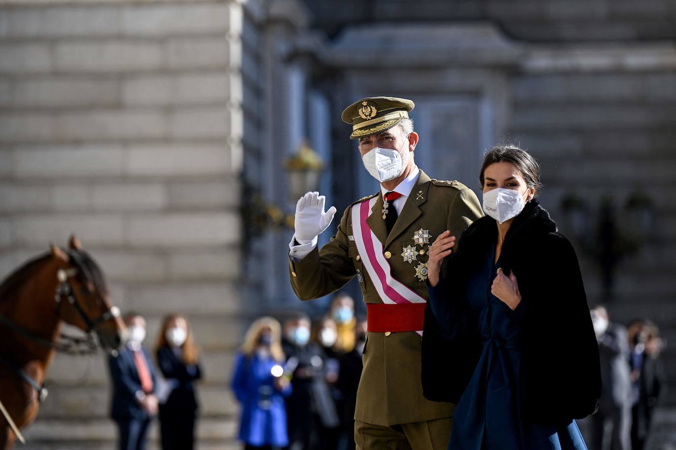 La tradicional Pascua Militar ha marcado, este jueves, el inicio de la agenda oficial de los Reyes en este 2022. Felipe VI ha presidido junto a la Reina Letizia en el Palacio Real este acto que tiene ya más de dos siglos de historia. Para la ocasión, la monarca se ha decantado por un sobrio pero, a la vez, elegante conjunto azul, que ha complementado con un broche y unos pendientes. La Reina Letizia ha sorprendido a la prensa con un nuevo 'piercing' que ha lucido al llevar el pelo recogido. Se trata de un segundo pendiente en la oreja. 