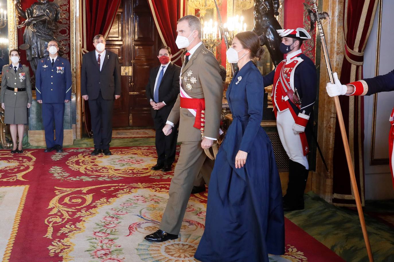 La tradicional Pascua Militar ha marcado, este jueves, el inicio de la agenda oficial de los Reyes en este 2022. Felipe VI ha presidido junto a la Reina Letizia en el Palacio Real este acto que tiene ya más de dos siglos de historia. Para la ocasión, la monarca se ha decantado por un sobrio pero, a la vez, elegante conjunto azul, que ha complementado con un broche y unos pendientes. La Reina Letizia ha sorprendido a la prensa con un nuevo 'piercing' que ha lucido al llevar el pelo recogido. Se trata de un segundo pendiente en la oreja. 