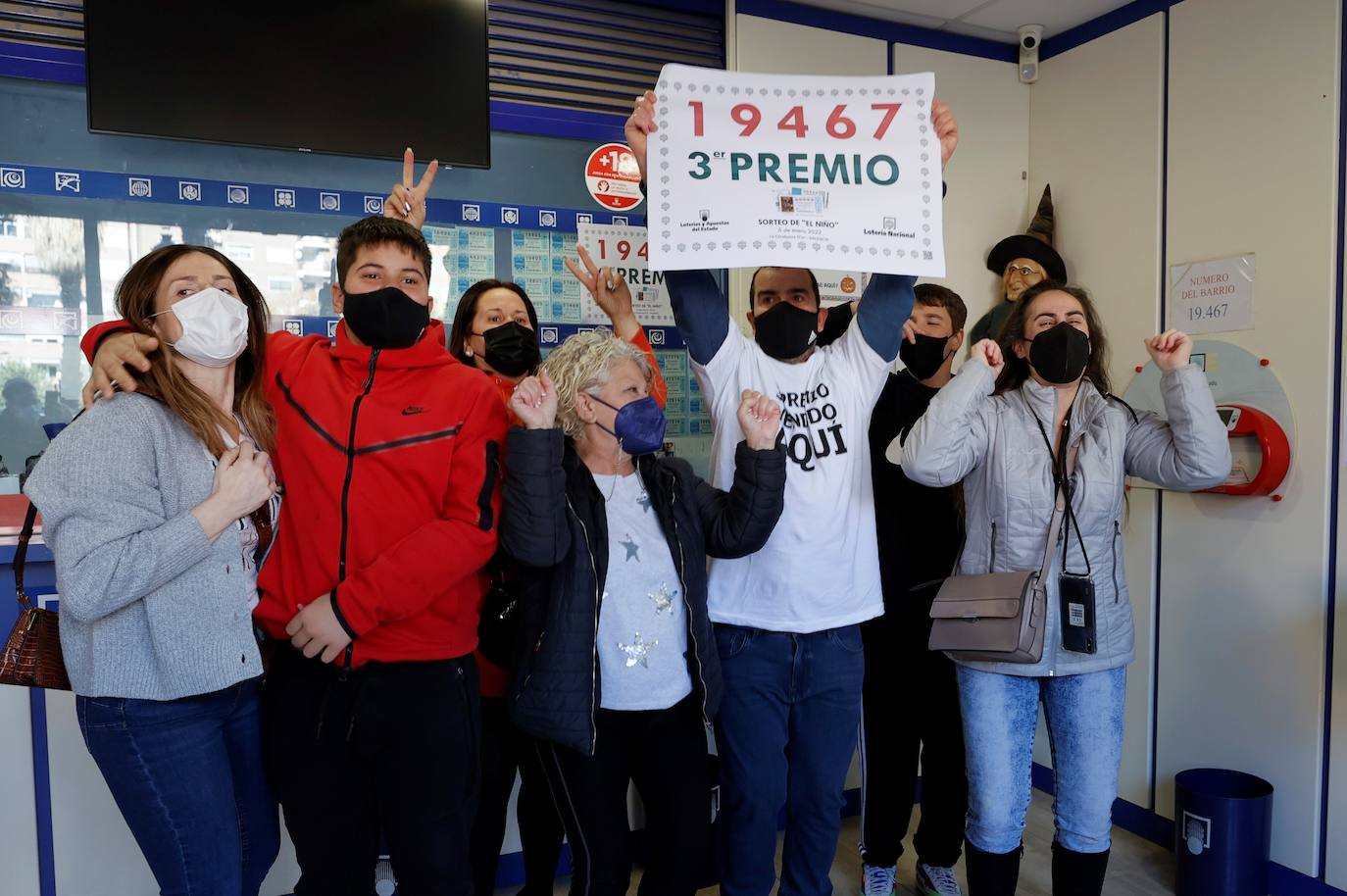 El tercer premio se ha vendido en Valencia, en la administración de la calle Francisco Belvis, 10.