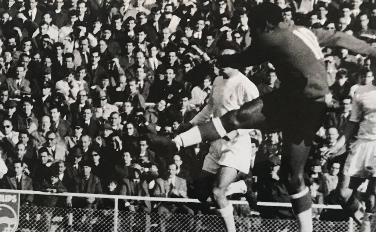 Waldo marca en el Bernabéu, en el partido de la campaña 67-68 que el Valencia ganó 0-2. 