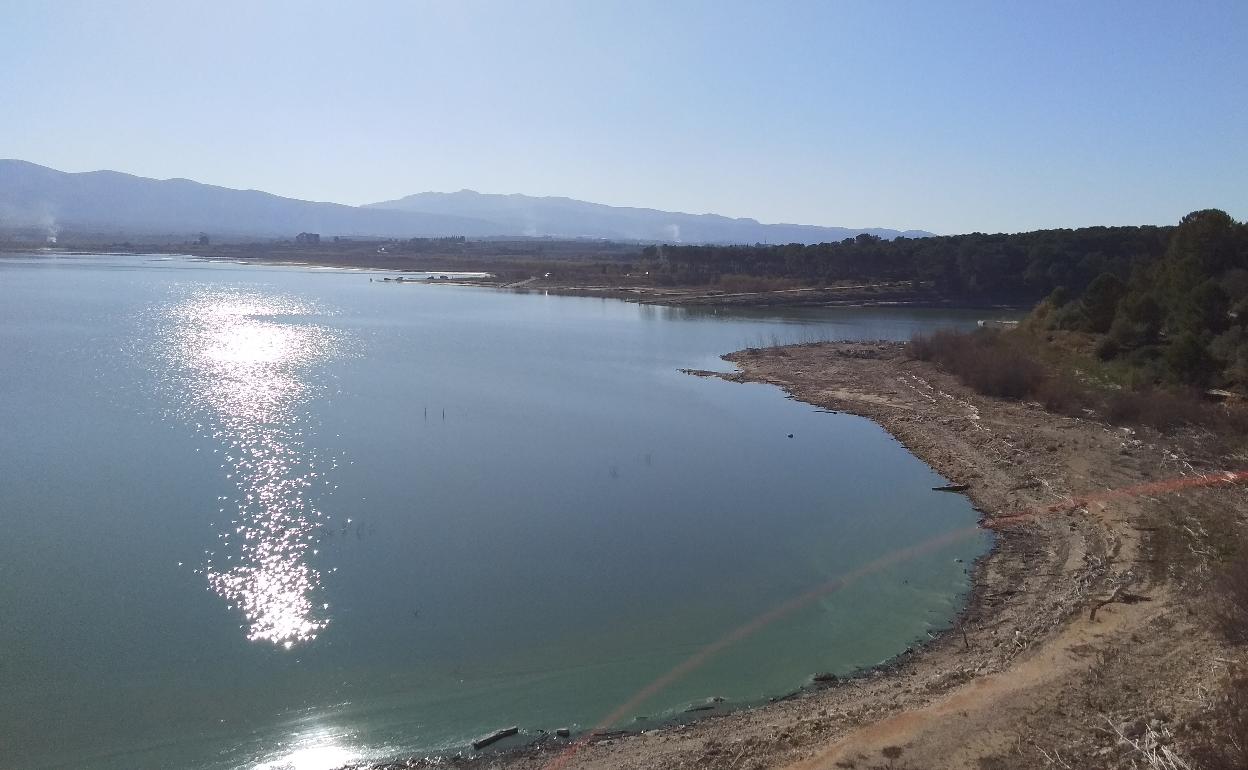 Estado actual del embalse de Bellús que está a algo más del 15% de su capacidad. 