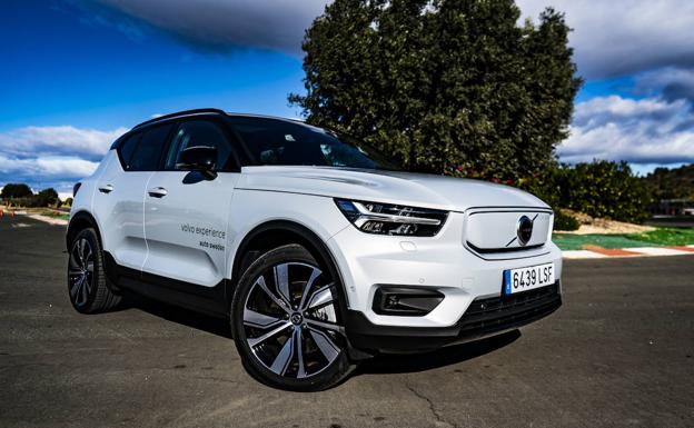 El XC40 traslada todo el buen hacer de la versión gasolina a este eléctrico de altas prestaciones... mejor elegir el más 'sencillo'. 