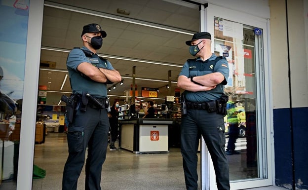 Dos atracadores huyen con 140.000 euros tras asaltar un banco en Valencia