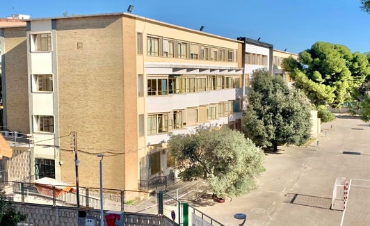 Fachada del María Enríquez que recae el patio del centro, con casi un centenar de grandes ventanales. 