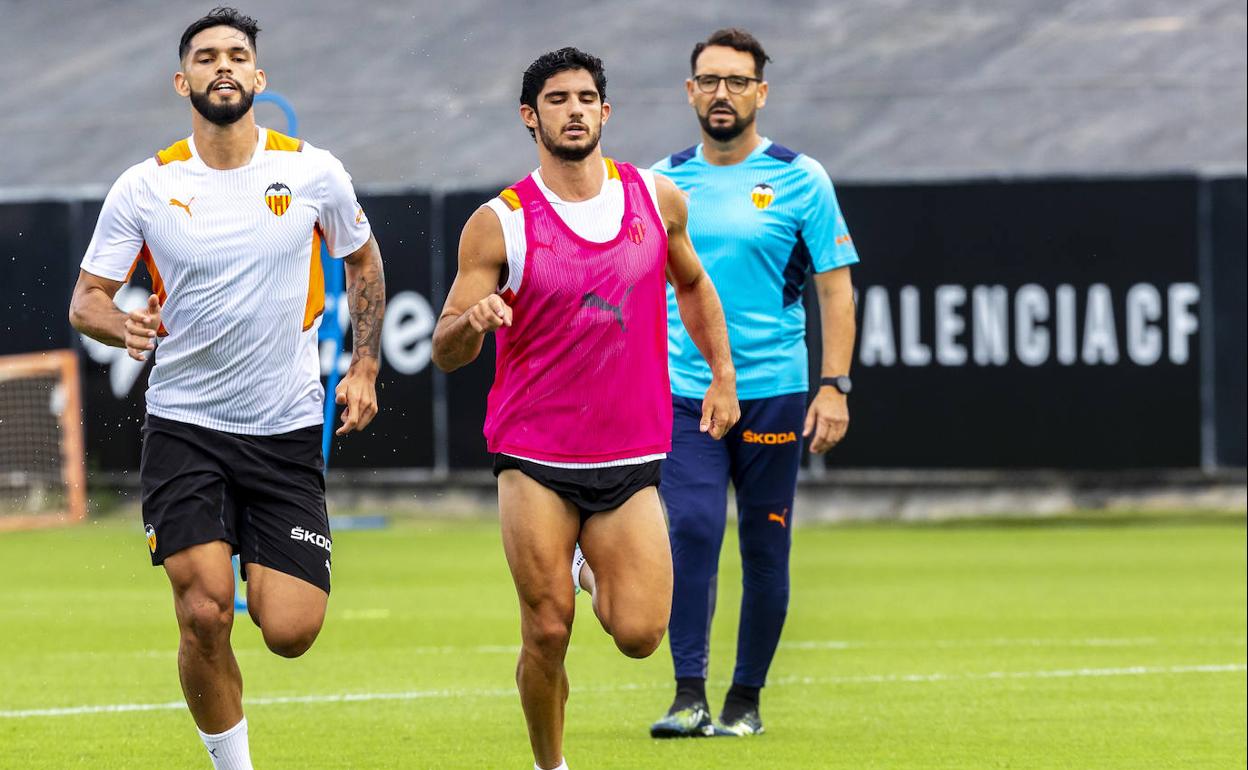 Alderete y Guedes, en un entrenamiento ante la mirada de Bordalás.