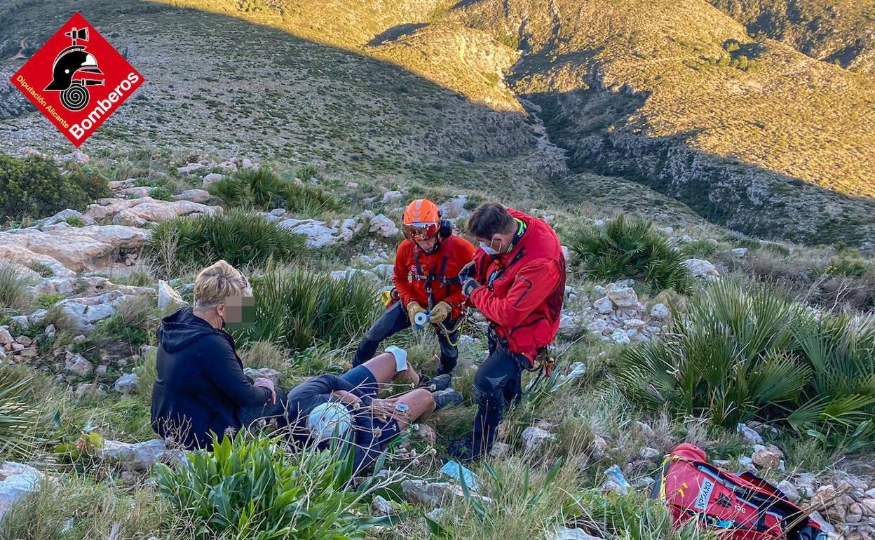 Los efectivos del grupo de rescate atendiendo al senderista herido en el Montgó. 