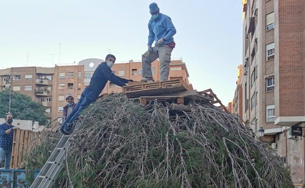 Imagen principal - Montaje de la hoguera, 'dimonis' y cerdito que coronarán la hoguera. 