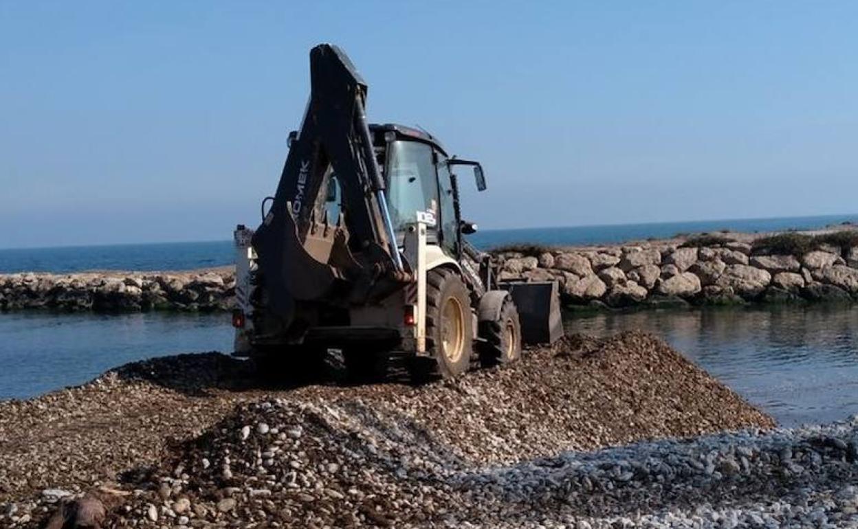 Los trabajos de reconstrucción de la barrera en la desembocadura del río Girona. 