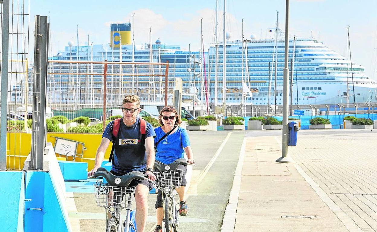 Turistas en la Marina, con un crucero al fondo. 