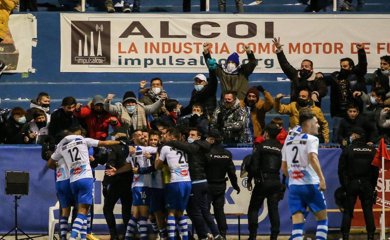 Los jugadores del Alcoyano celebran el gol ante el Real Madrid en Copa el pasado miércoles. 