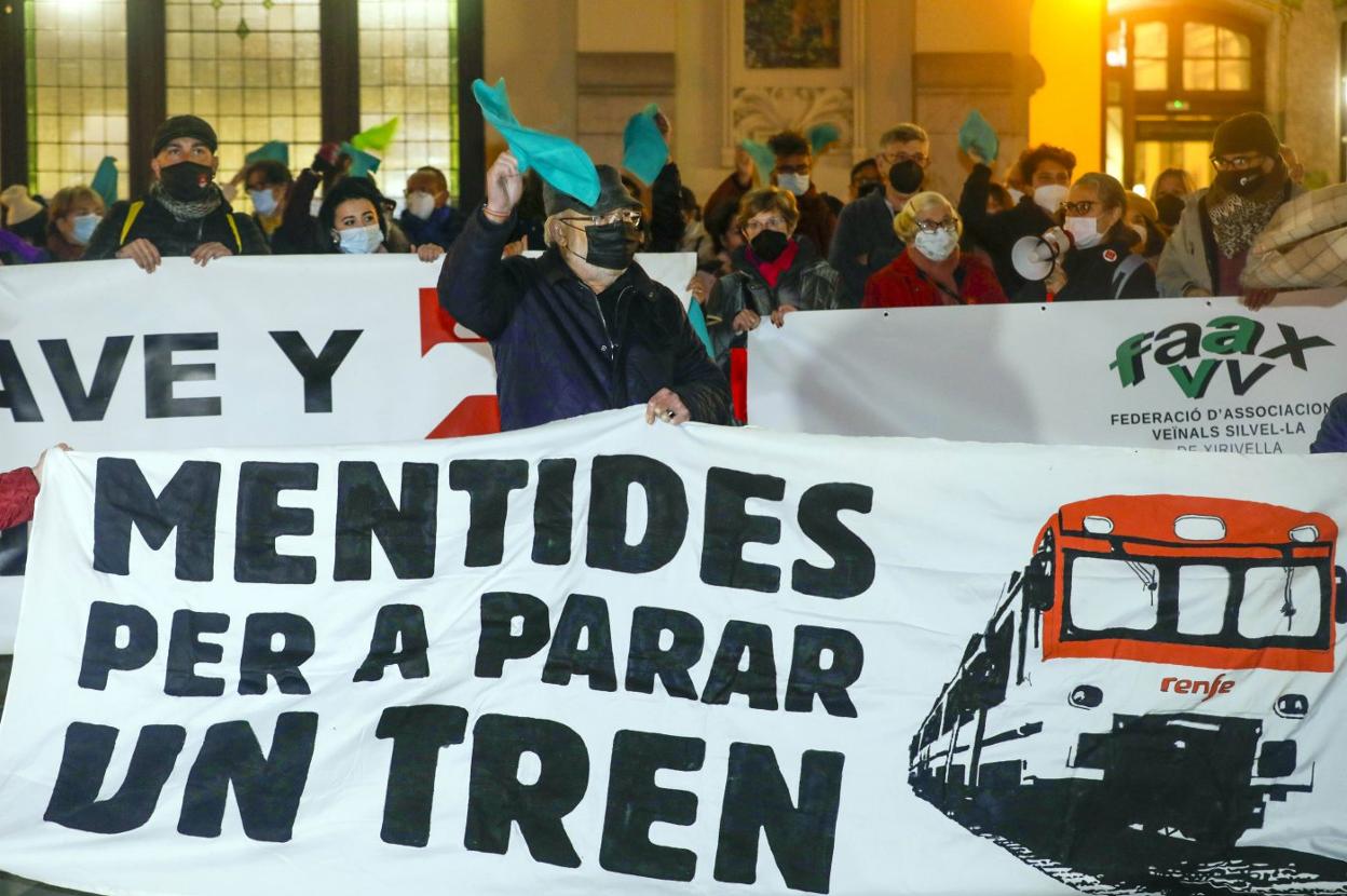 Asociaciones y plataformas sociales protestan en la entrada de la estación Norte de Valencia. irene marsilla 