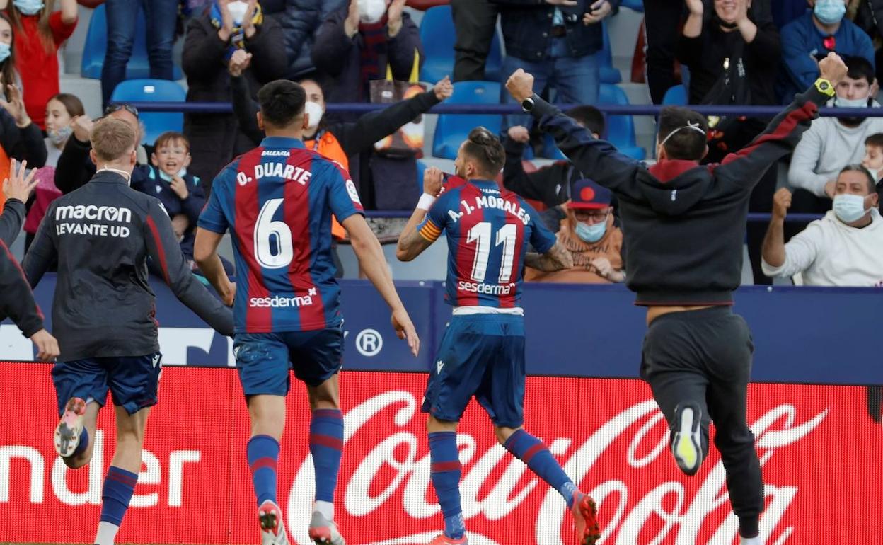 Morales celebra el segundo gol del Levante con la afición. 