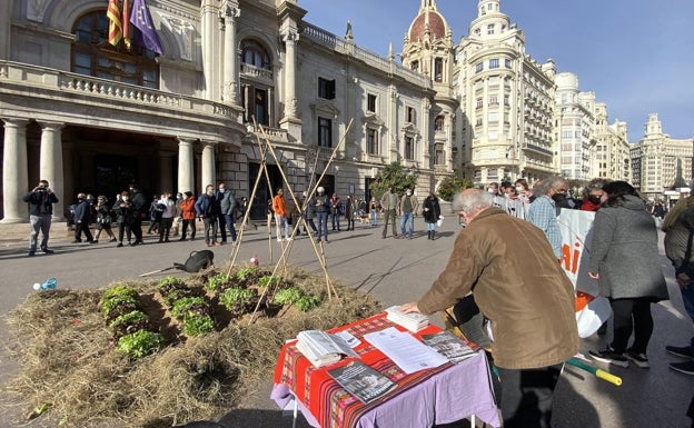 Imagen principal - Asistentes a la protesta de los vecinos de Benimaclet. 