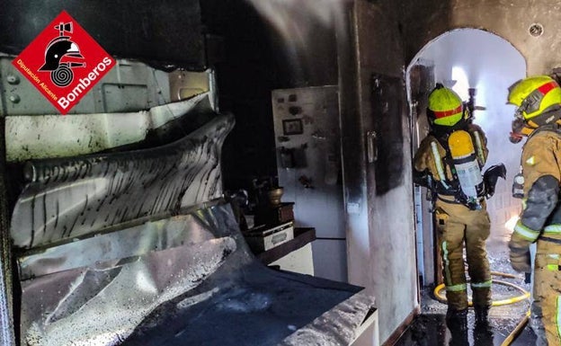 Los bomberos acabando de sofocar el fuego en la vivienda. 