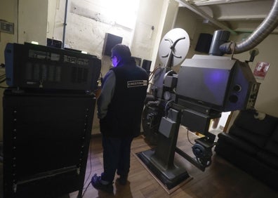 Imagen secundaria 1 - Arriba, el empresario Enrique Fayos, que está junto con su hermana María Angeles Fayos, al frente del D'Or. A la izquierda, la cabina del proyector. A la derecha, las taquillas de la sala. 