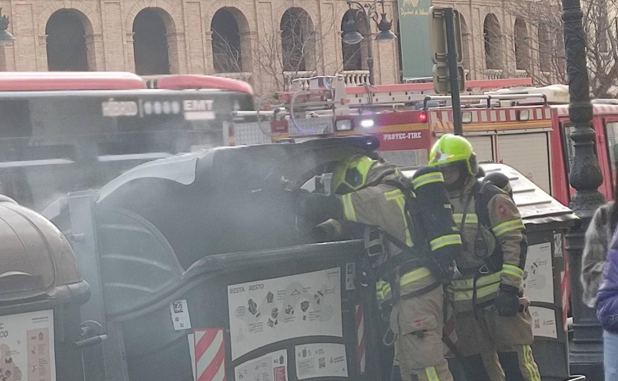 Los bomberos trabajan en la extinción de uno de los incendios, declarado a primera hora de la tarde en la calle Xàtiva de Valencia. 