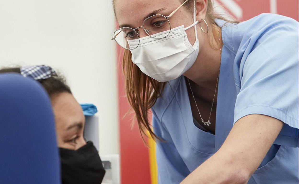 Personal sanitario durante la administración de la vacuna a profesionales del ámbito docente.