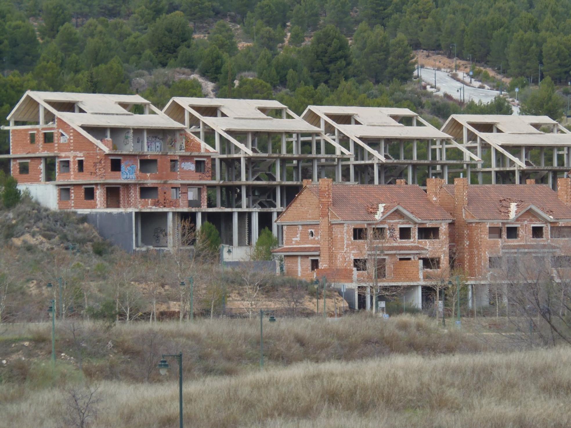 Cerca de la sierra Mariola, en Alcoi, se alza un cementerio de ladrillos que iba a ser una gran urbanización. 