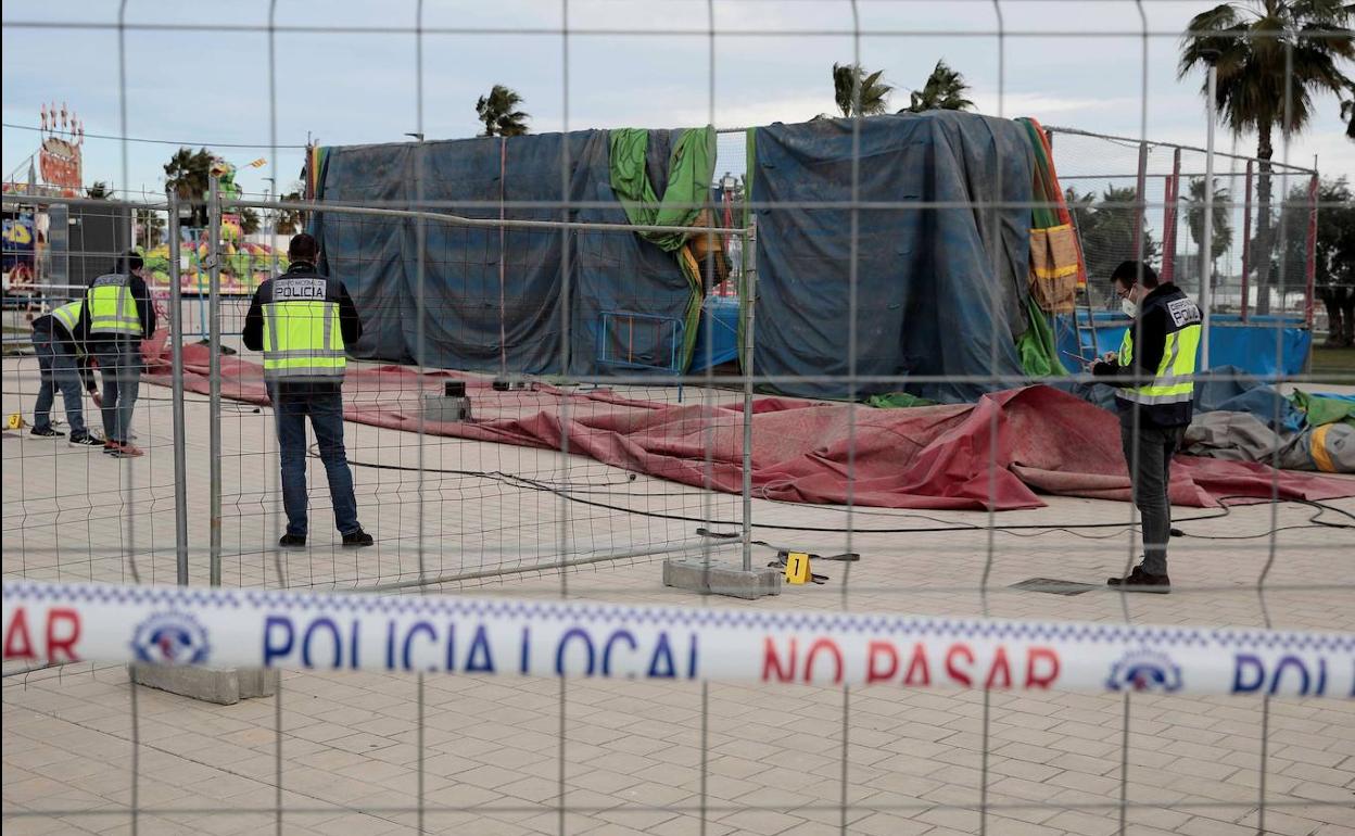 Policías inspeccionan el castillo hinchable tras el accidente en Mislata.