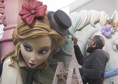 Imagen secundaria 1 - Manolo Algarra junto a una figura de Almirante Cadarso, Miguel Santaeulalia pintando una pieza y Ximo Esteve, con un perro. 