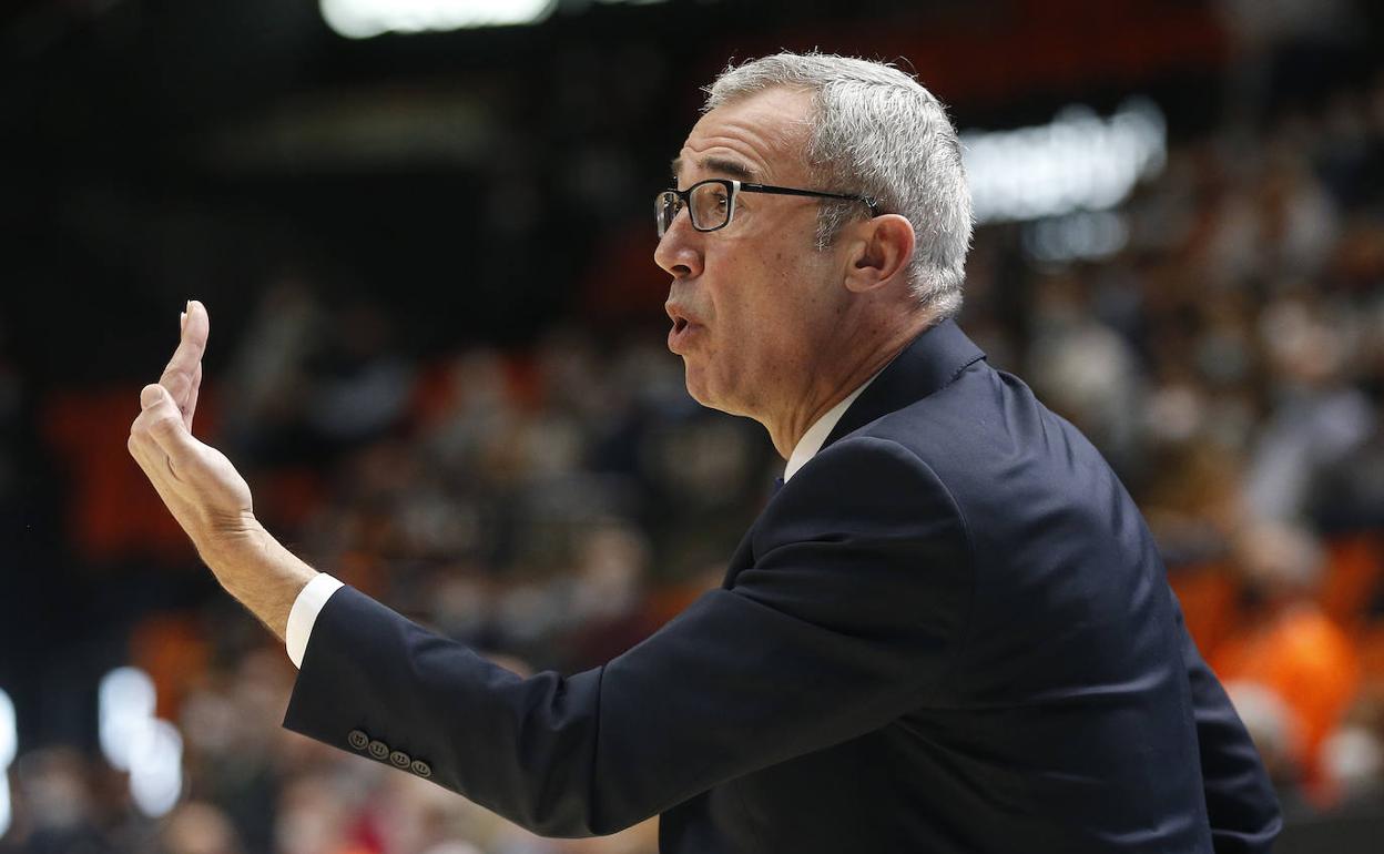 Paco Olmos da instrucciones durante el partido del Breogán en la Fonteta. 