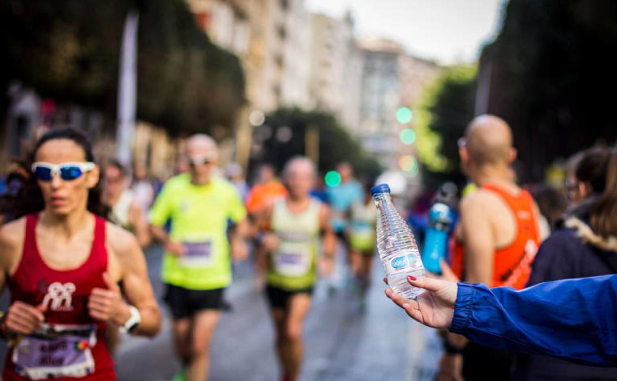 Un punto de avituallamiento en una edición del Maratón de Valencia. 