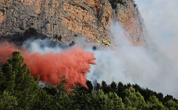 Uno de los aviones durante una descarga en las faldas del Montgó. 